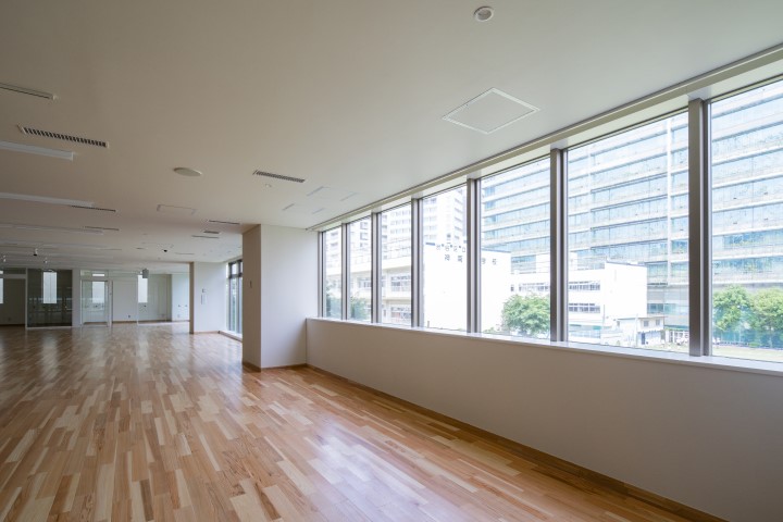photo of an example of FireLite construction, Shibuya ward childcare Neuvola. FireLite windows create an expansive open feeling.