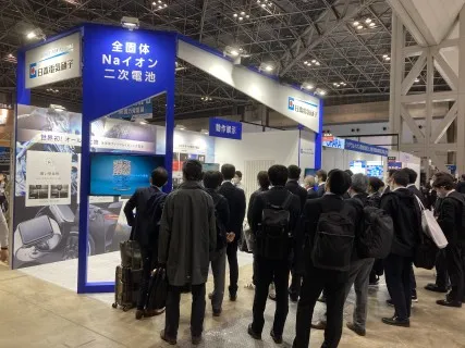 二次電池展ブース　有人写真