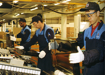 1995年英国にて事業開始（工場風景）