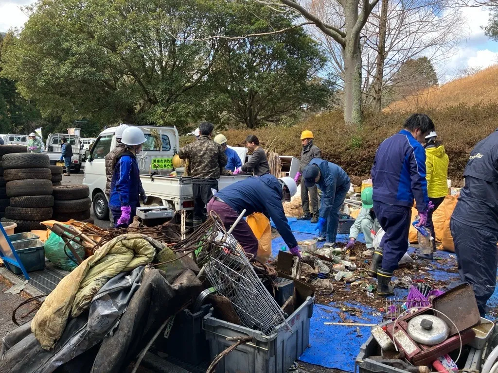 回収されたごみを分別する様子