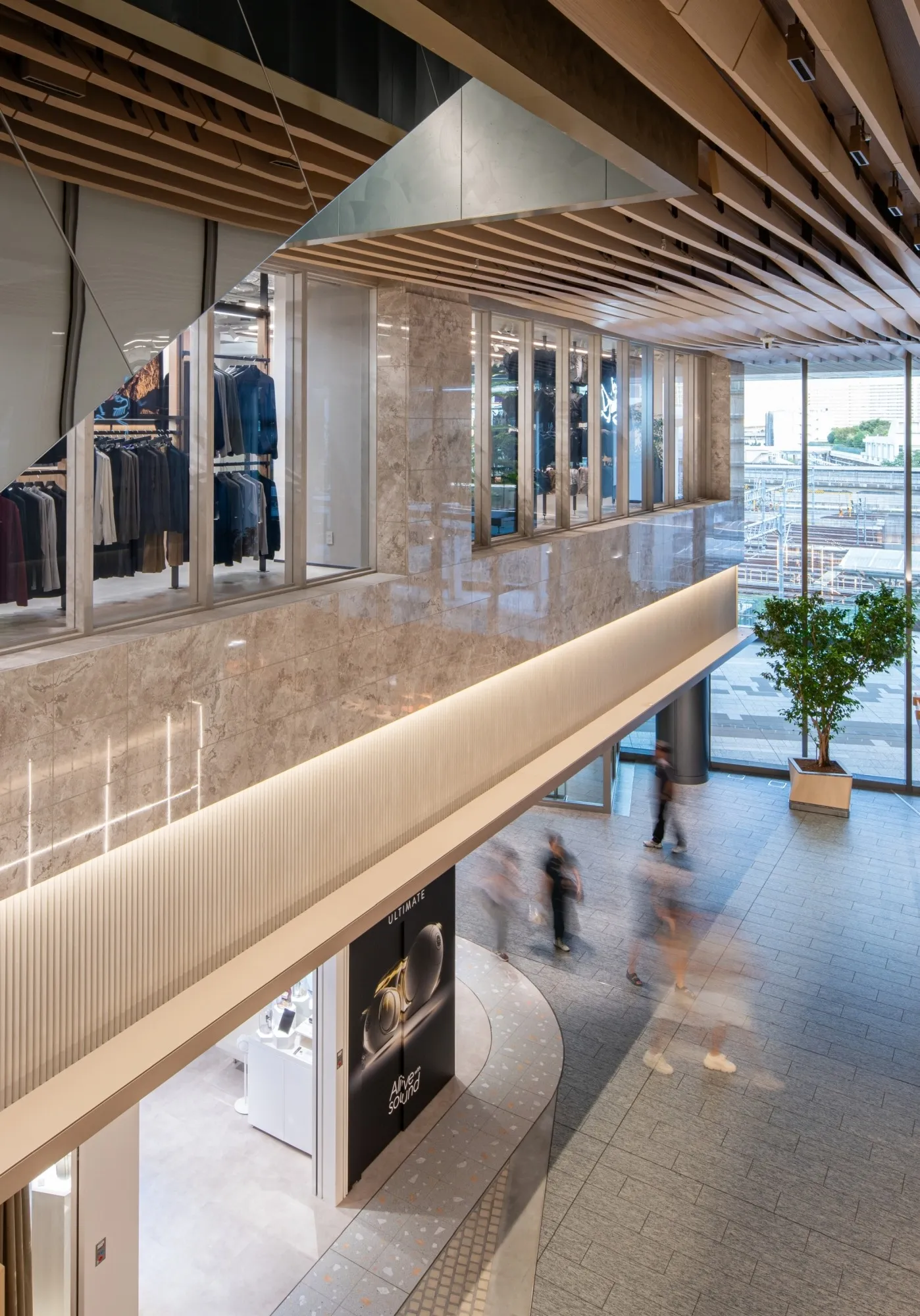 耐熱合わせガラスの窓が階下の雰囲気を伝えつつ、見通しの良さと安全性を確保している