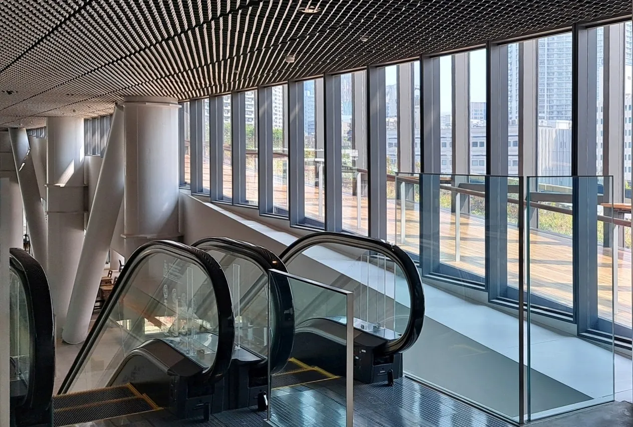 MoN Takanawa: The Museum of Narratives 内部、ファイアライトF エアリティが、回廊と吹抜け空間を明るく間仕切る