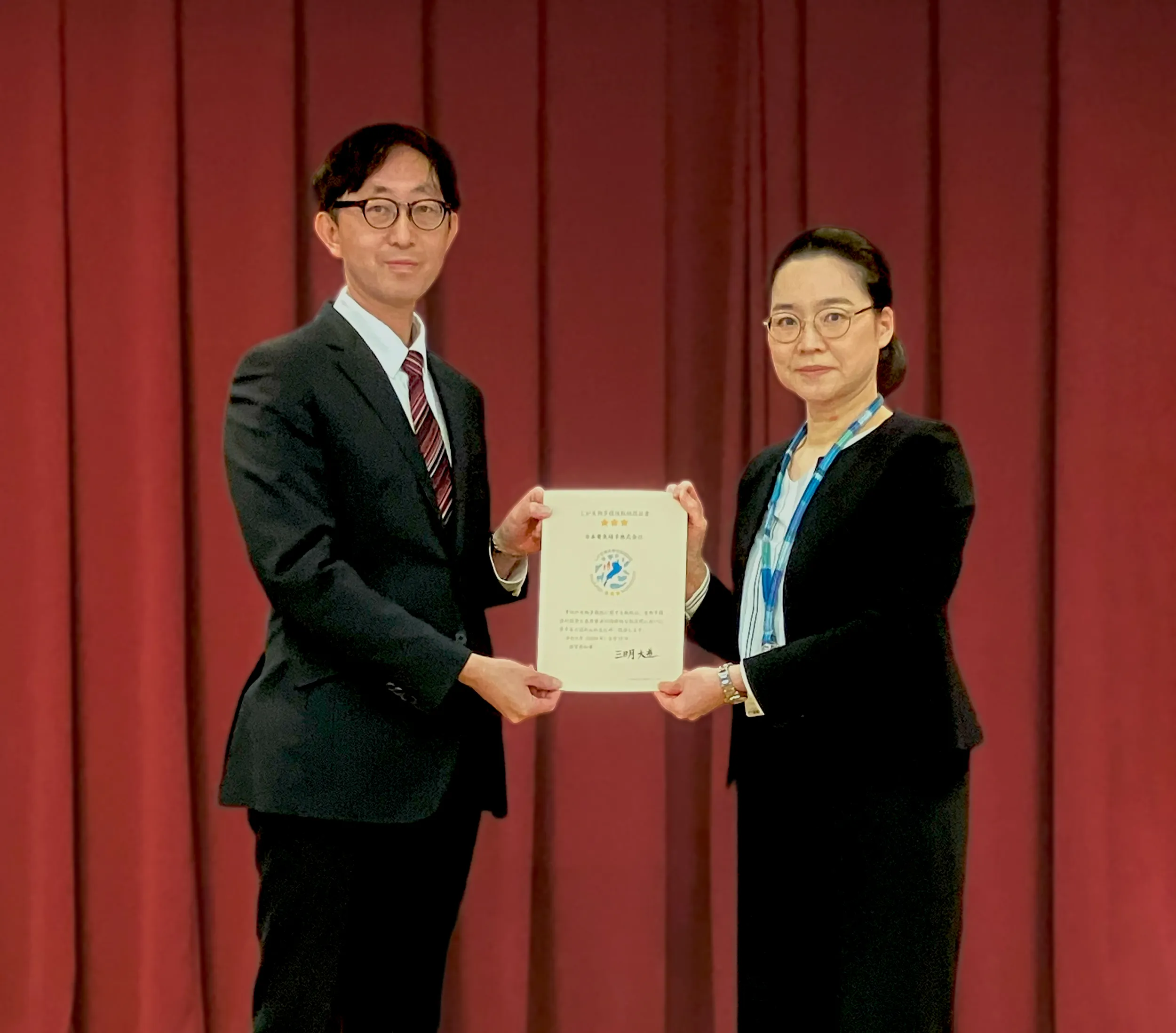 (Right) Ms. Nobuko Shimizu, Manager, Natural Environment Conservation Division, Shiga Prefecture, (Left) Masanori Hirose, General Manager, Corporate Communication Division, NEG