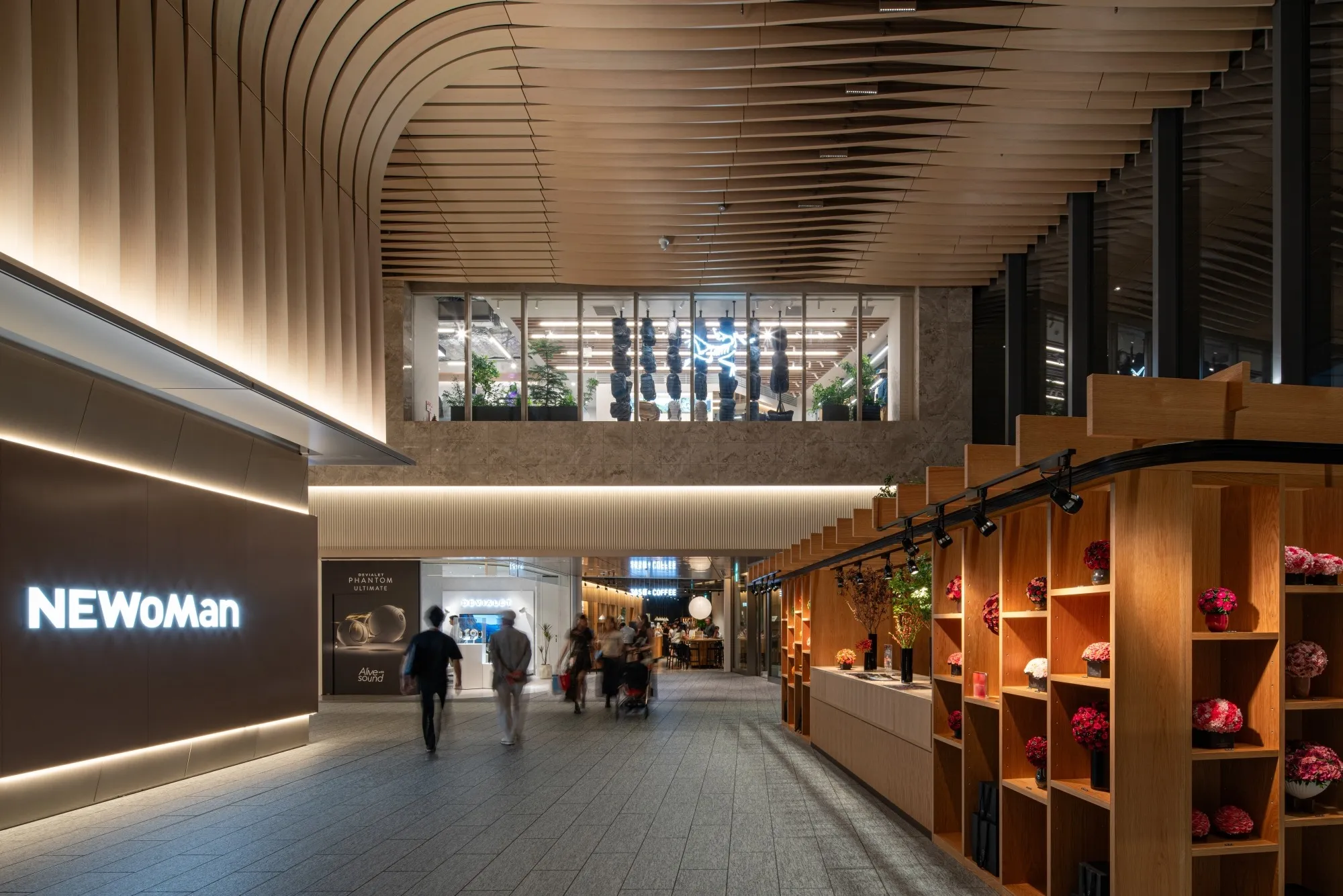 Entrance space in the North Area. Heat-resistant laminated glass using FireLite was installed above the atrium.