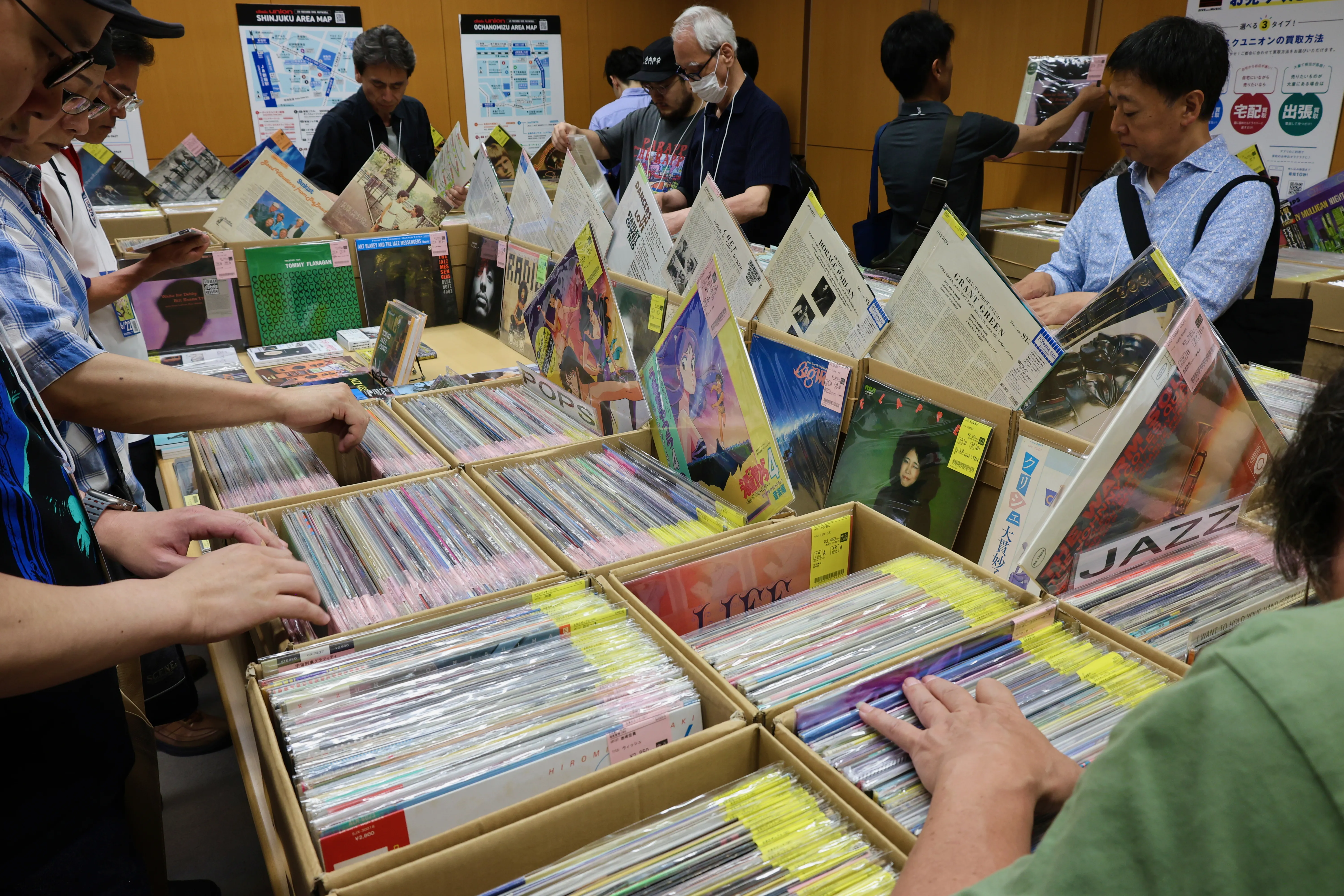 アナログLPレコード中古品の展示即売の様子