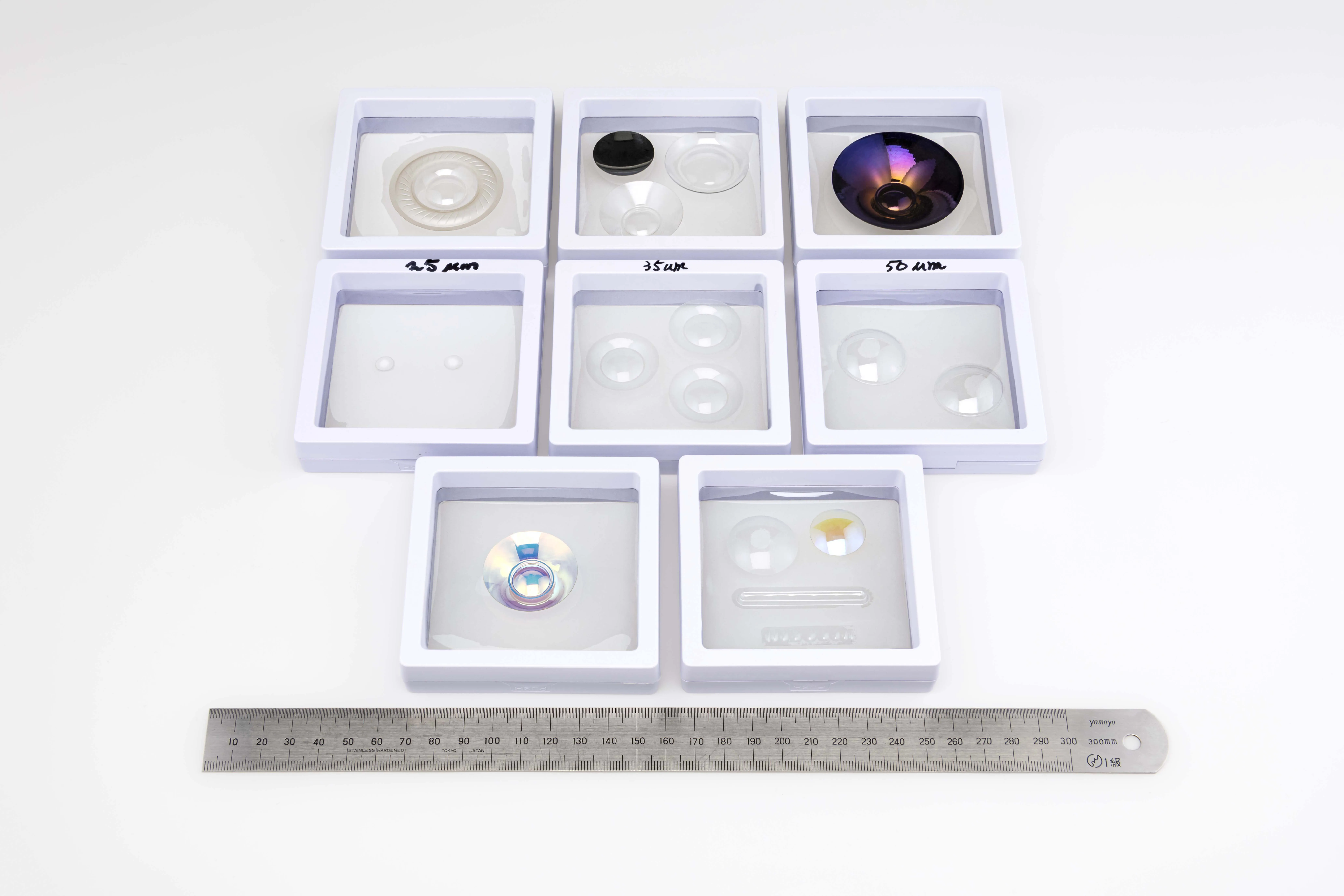 Dinorex UTG{{sup}}®{{/sup}}を3D成形すると写真のような超薄板ガラス振動板になる