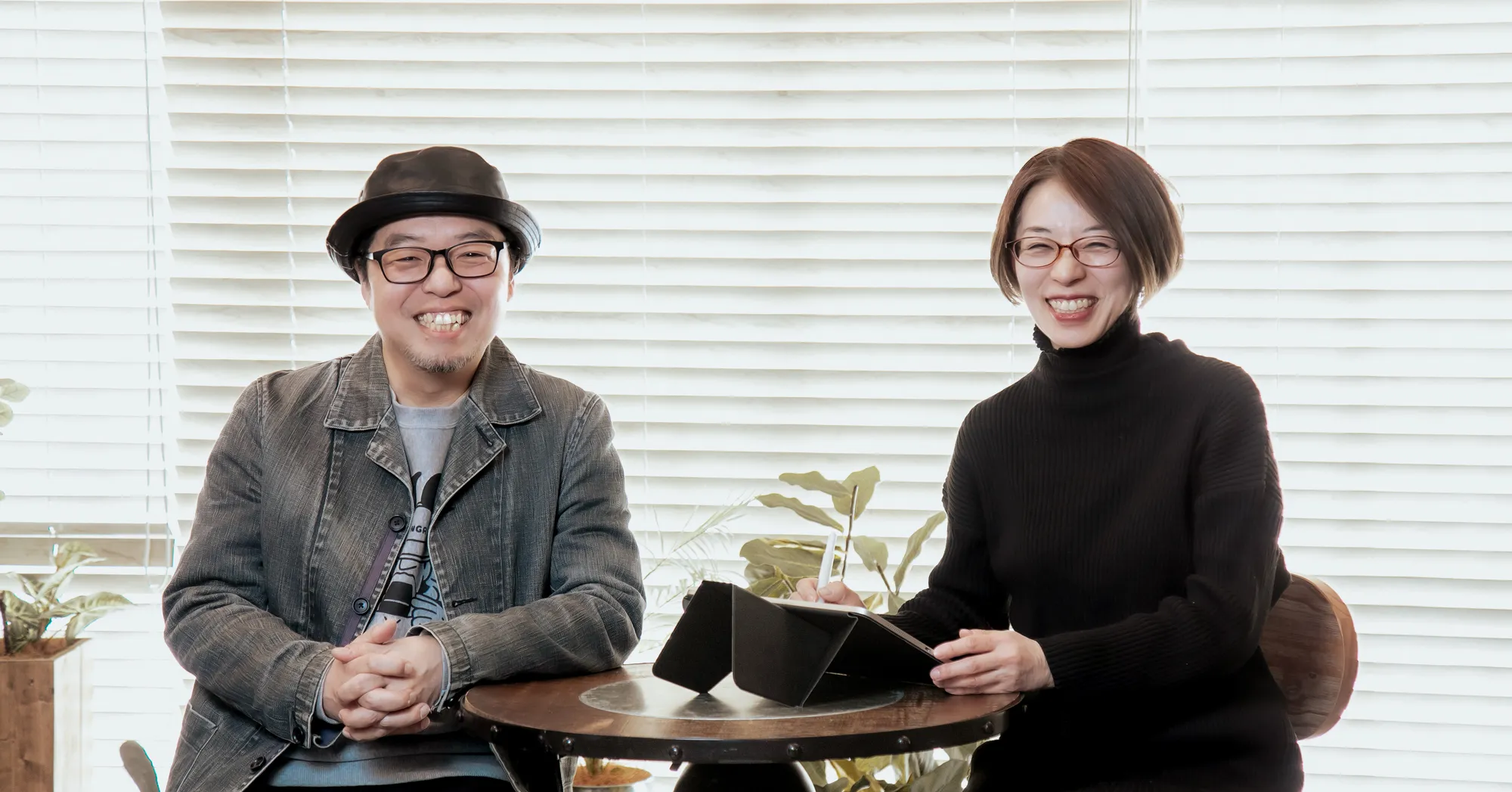 nanoWaveのiPadで取材に同席いただいたNEGの方の制服姿を描いてもらった。2種類のナノレベルの凹凸で『描き味』を演出したというガラスフィルムを『うめ』は高く評価。