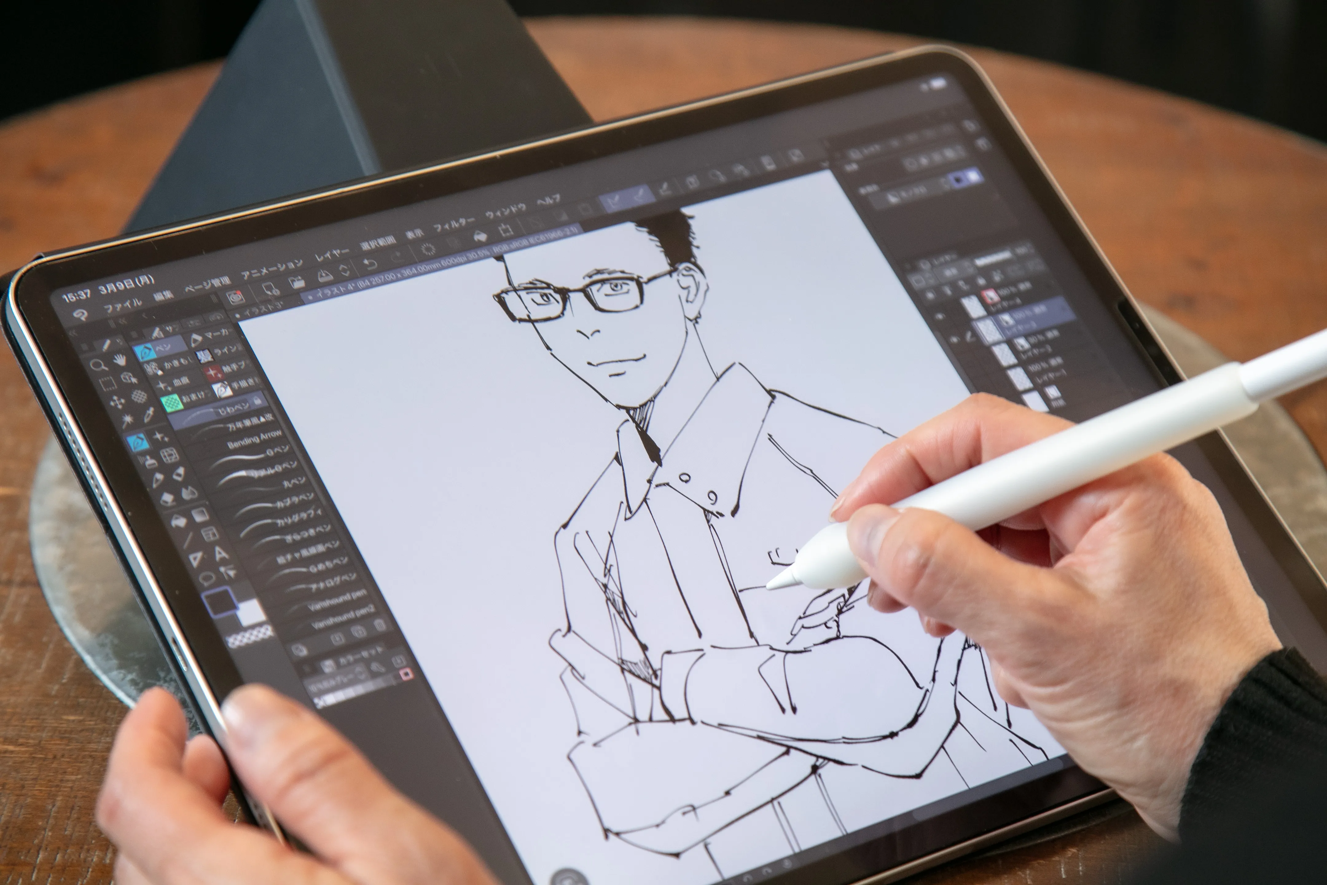 nanoWaveのiPadで取材に同席いただいたNEGの方の制服姿を描いてもらった。2種類のナノレベルの凹凸で『描き味』を演出したというガラスフィルムを『うめ』は高く評価。