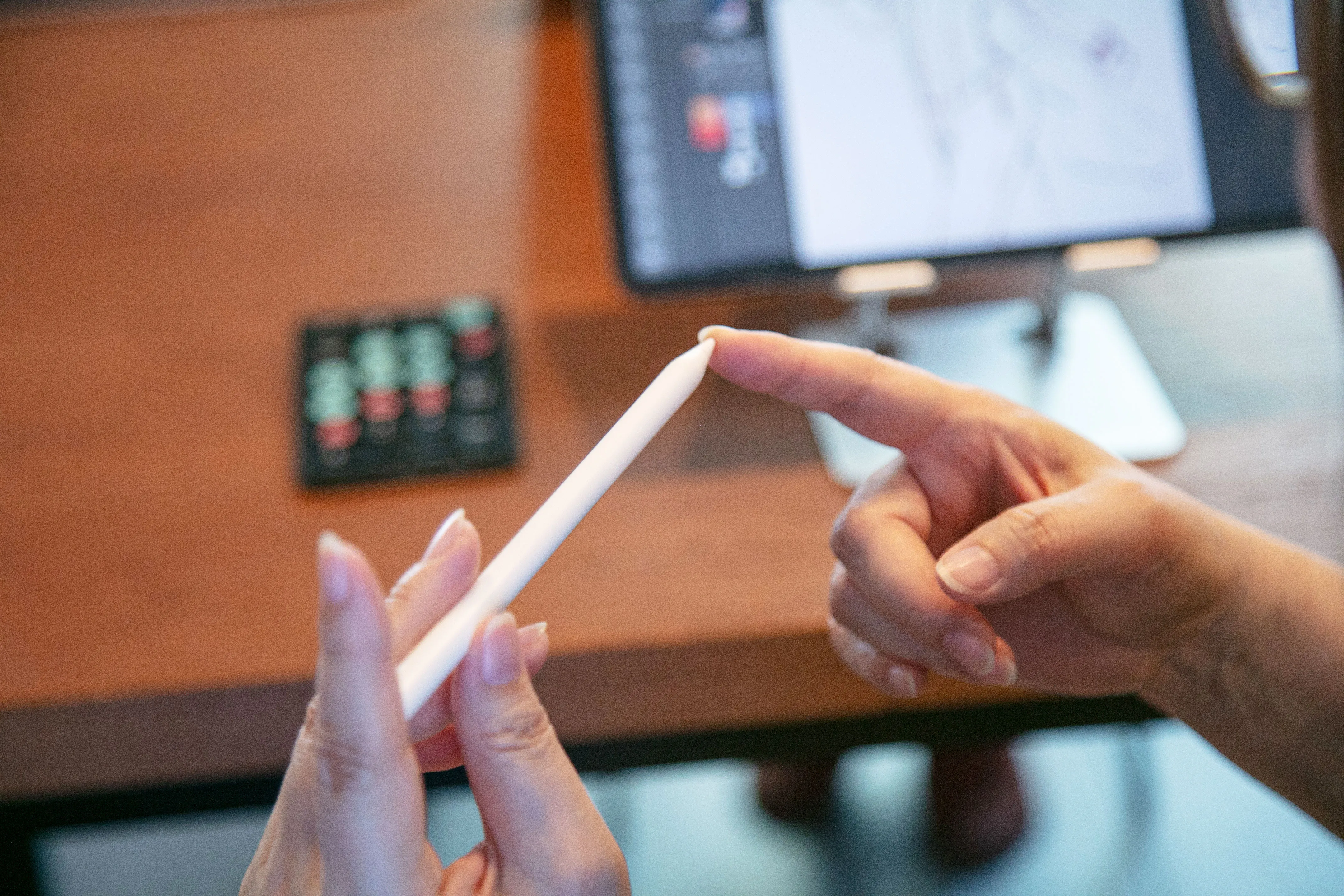 Apple Pencilのペン先部分を示すゆん氏