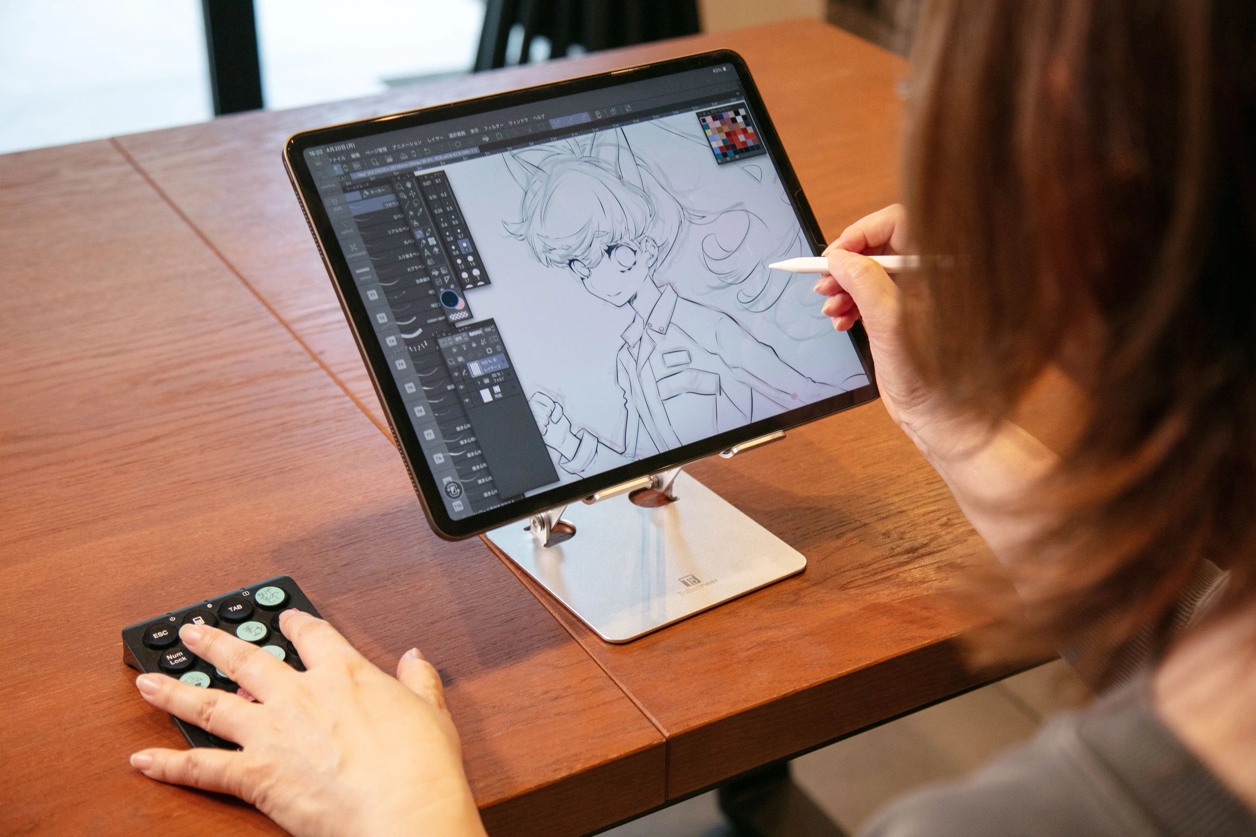 左手でUndoやメニュー操作を行いながら右手で描く様子