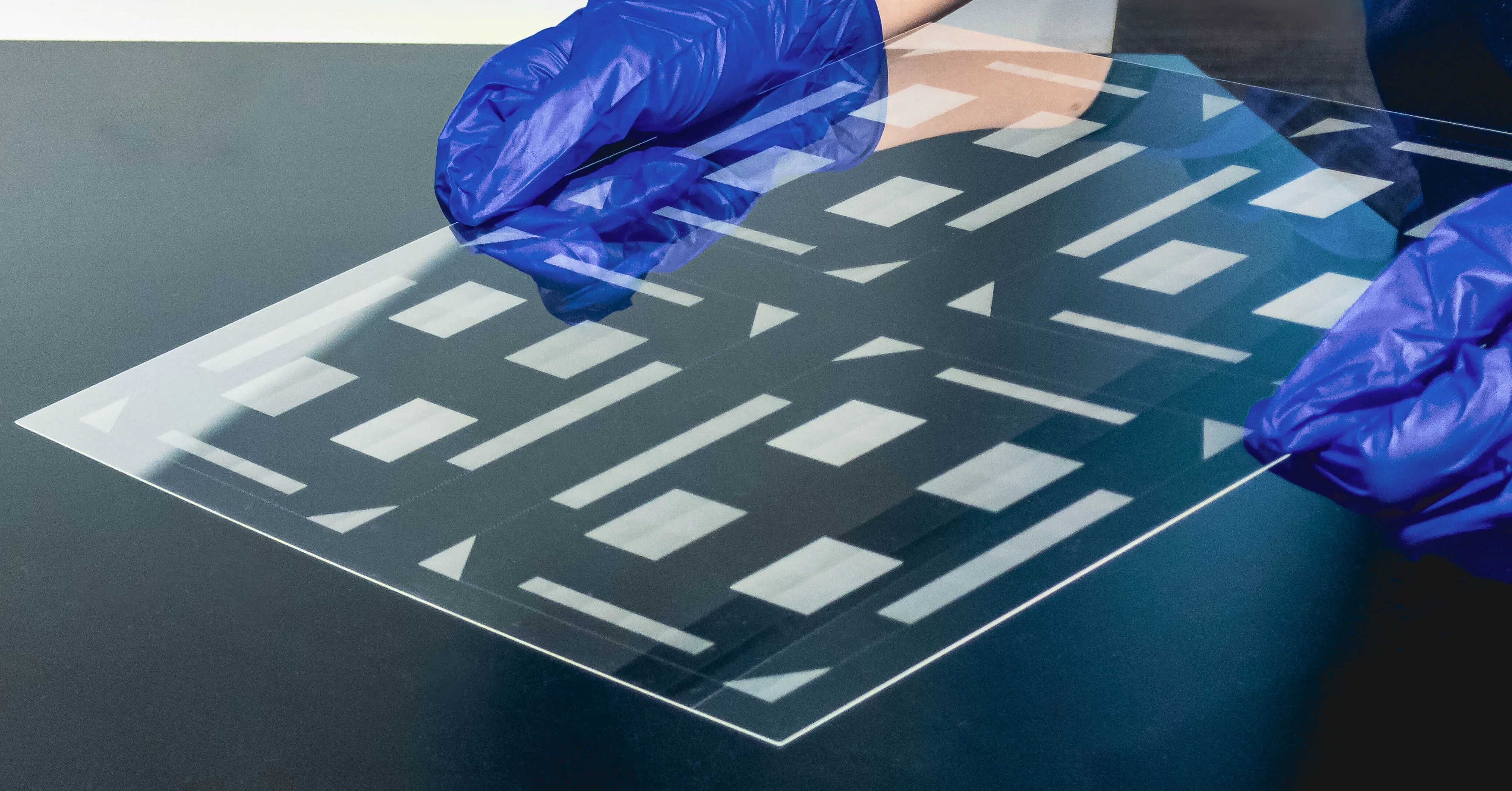 NEGのGCコア®基板とガラスコア基板