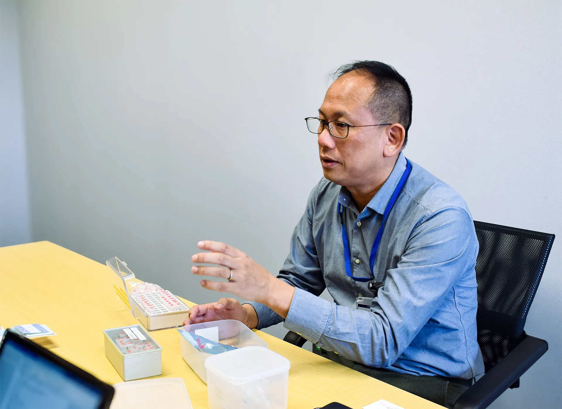 ガラス基礎科学講座を担当する増野敦信特定教授