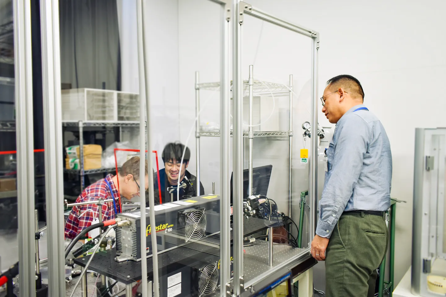 ガラス基礎科学講座の研究の様子