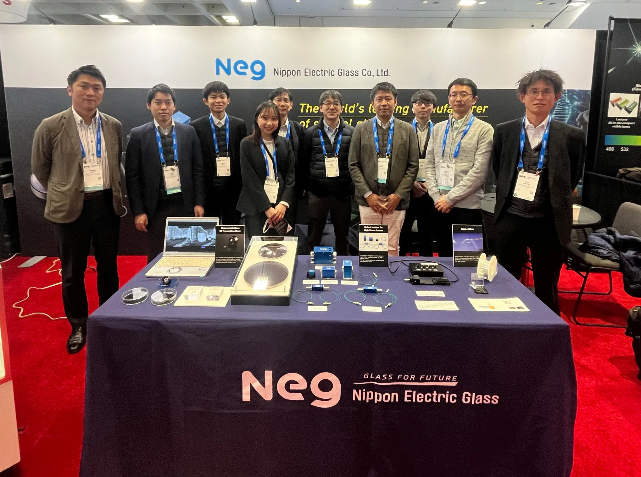 Photonics Westに出展したマーケティング部のTさん(左から4番目)と展示会に参加したNEG社員